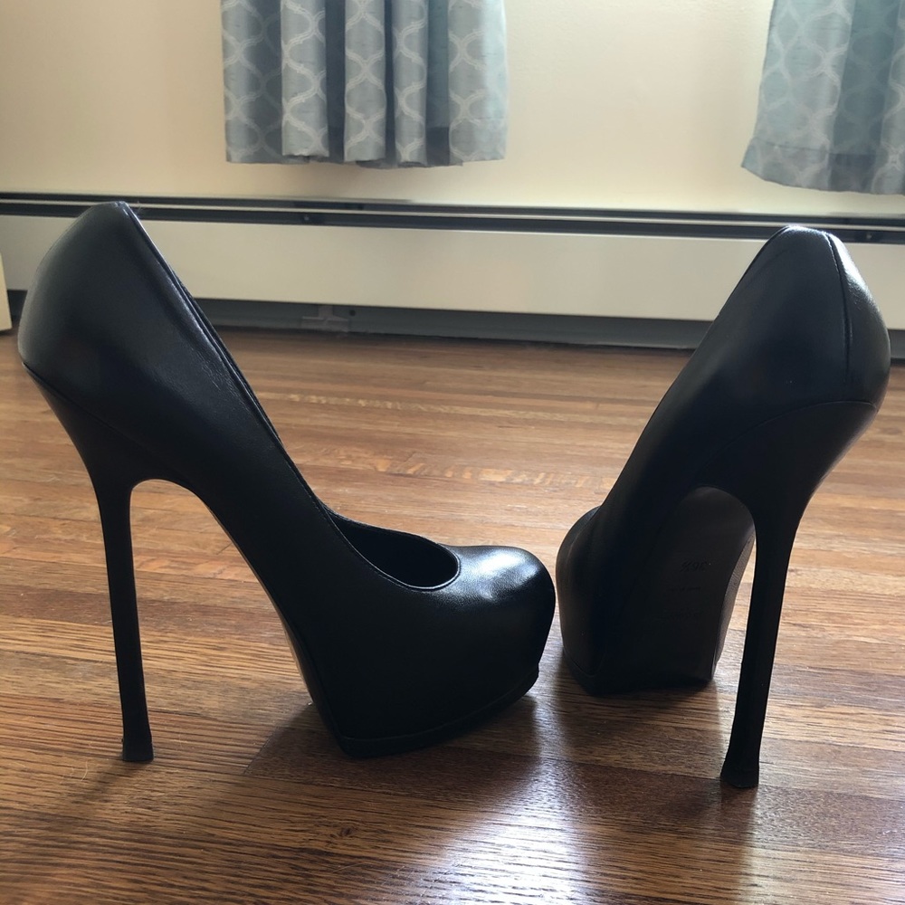 Yves Saint Laurent- YSL black pumps